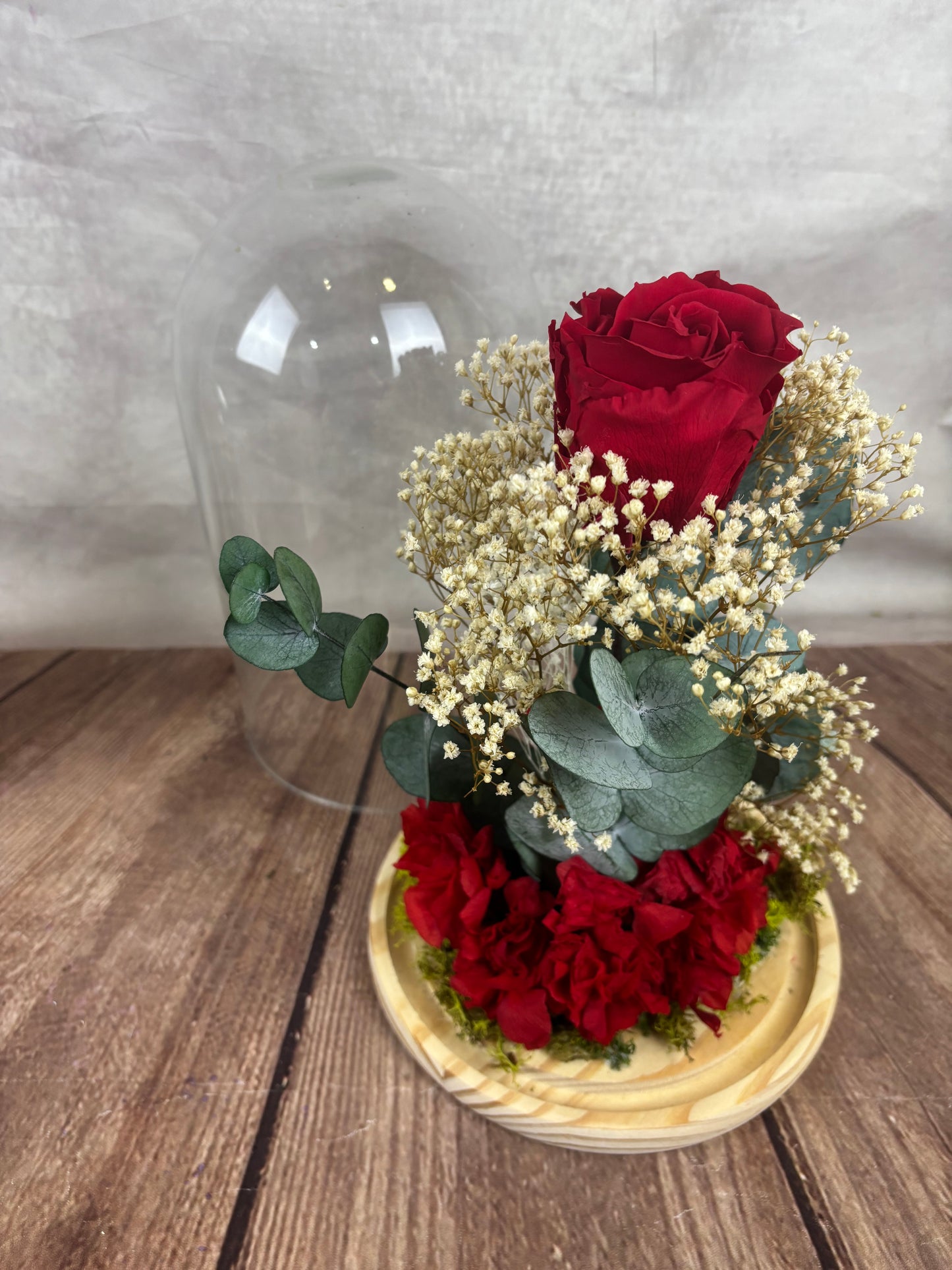 Cúpula de cristal con rosa adornada