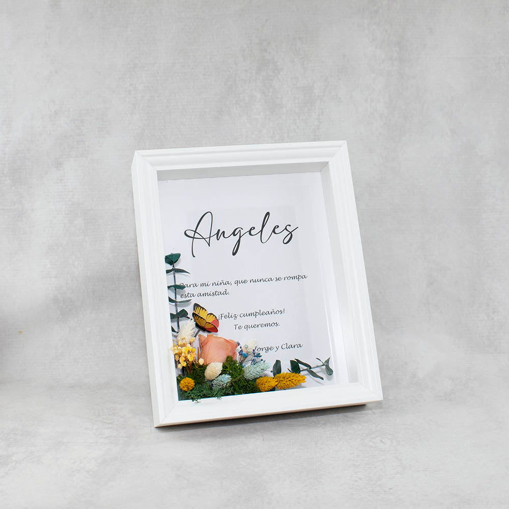 marco con flores preservadas y jardin