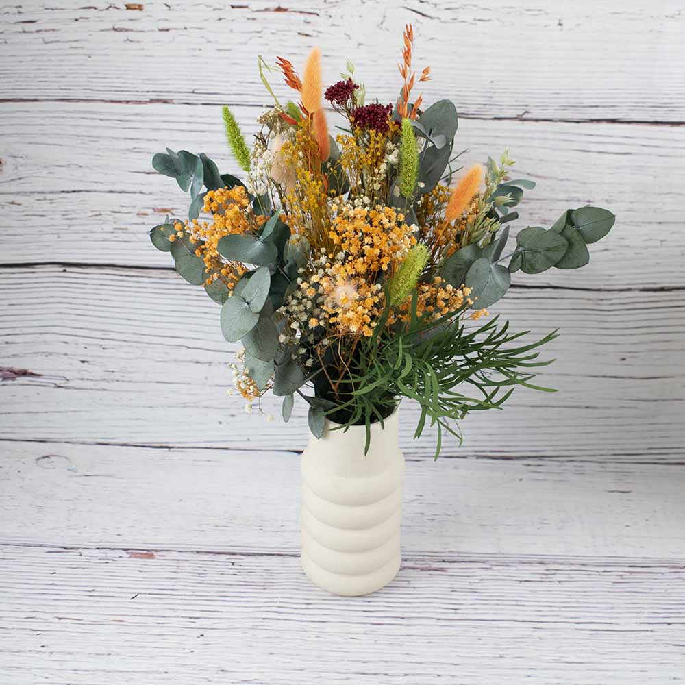 jarron de mesa con flores secas naranjas