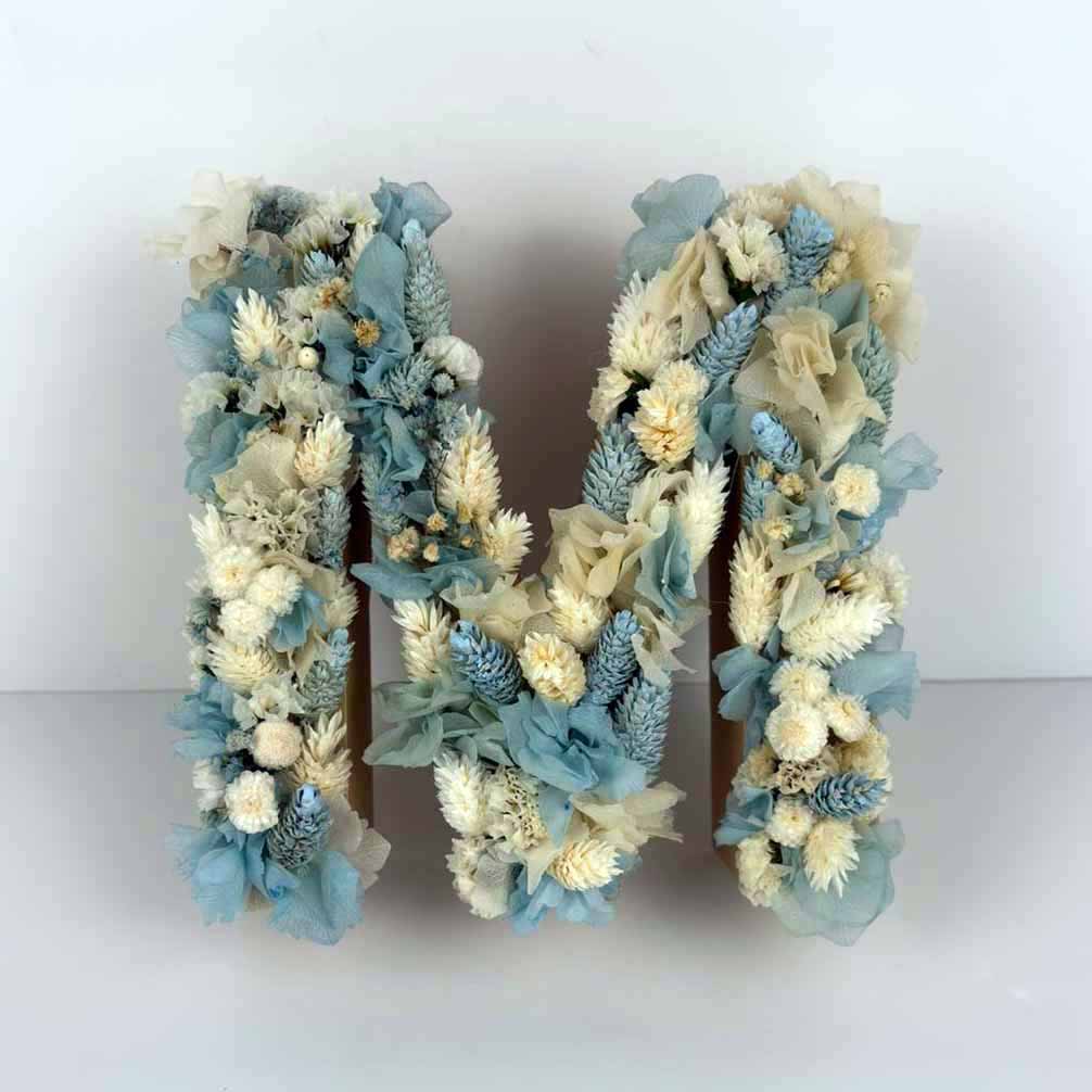 Letra M de Manuel con flores