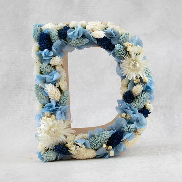 Letra azul con flores secas Nevada