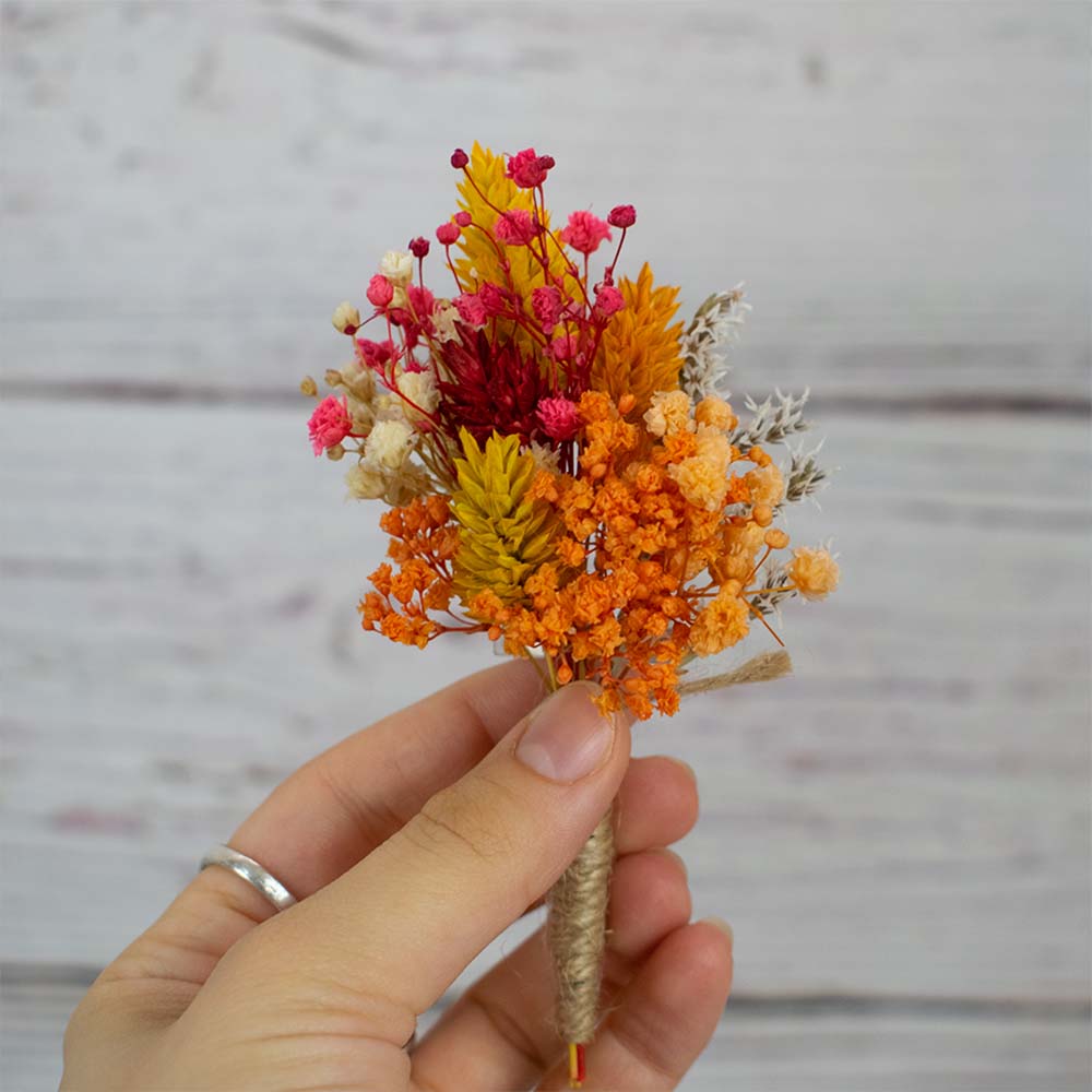 Prendido de flores secas cálidas