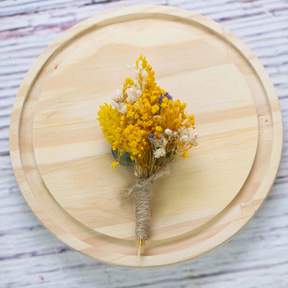 prendido de flores secas novio