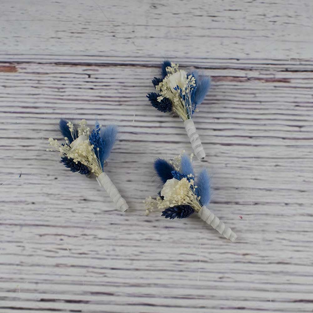 prendido novio con flores secas azules