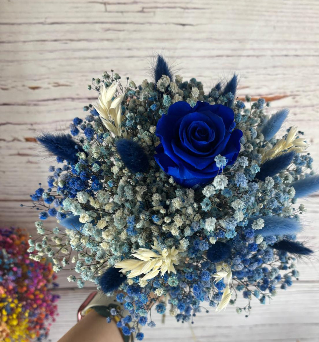 ramo de flores azules seco
