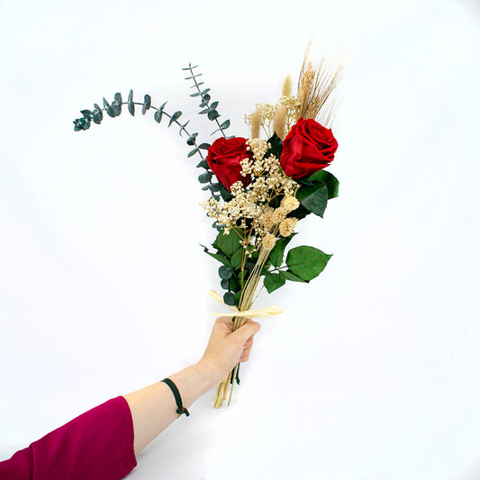 Ramo de flores secas Carmesi con rosas eternas