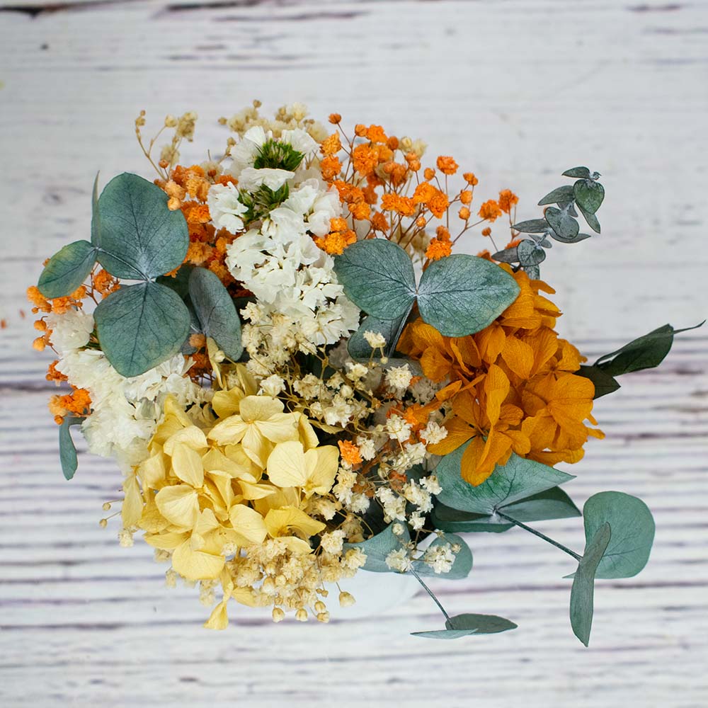 Taza con flores de hortensias anaranjadas y amarillas