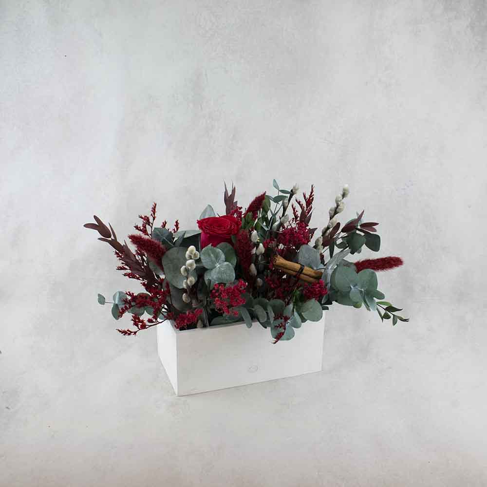 centro navideño con flores rojas