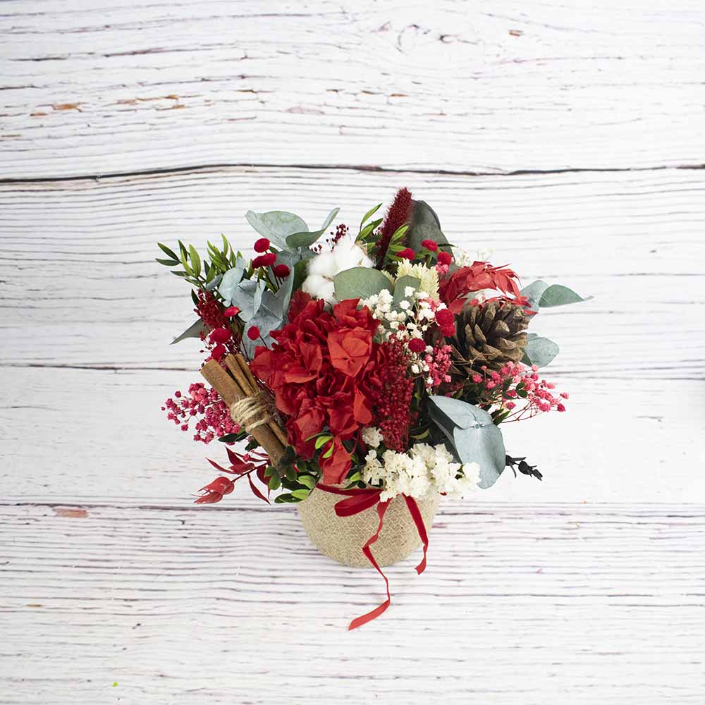 cesto de mimbre con flores de navidad