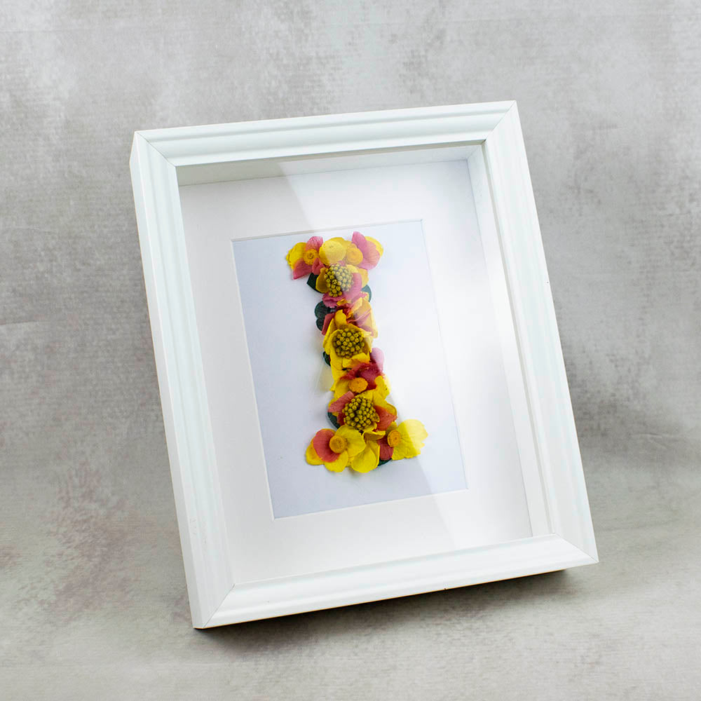 marco de flores con inicial