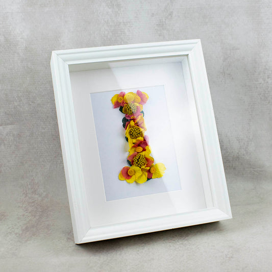 marco de flores con inicial