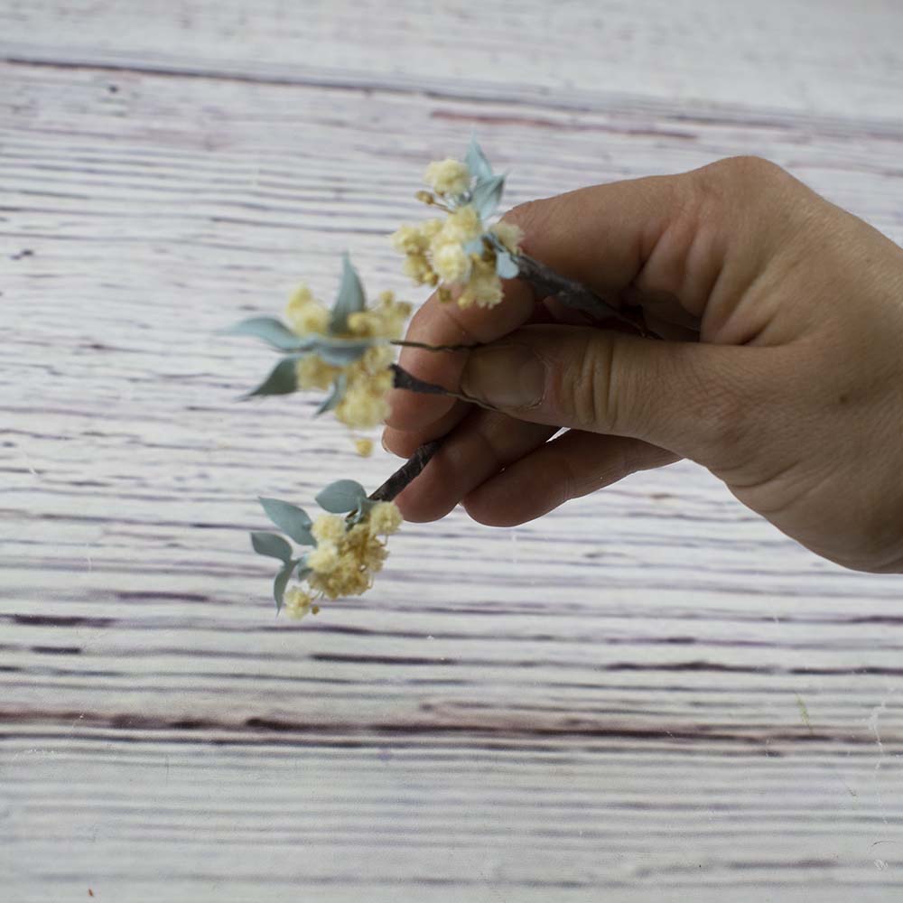 horquillas de flores blancas y celestes secas