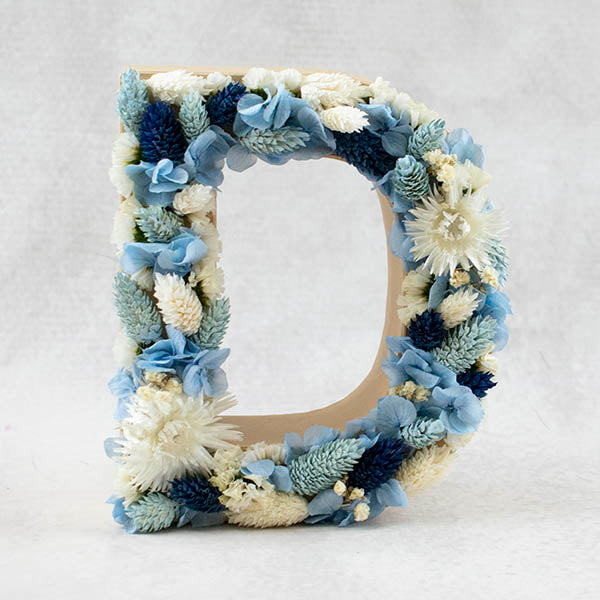 Letra azul con flores secas Nevada