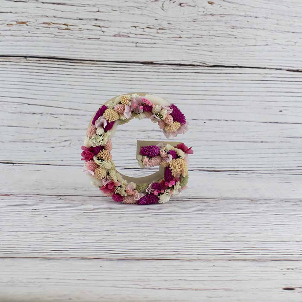 letra G con flores rosas secas