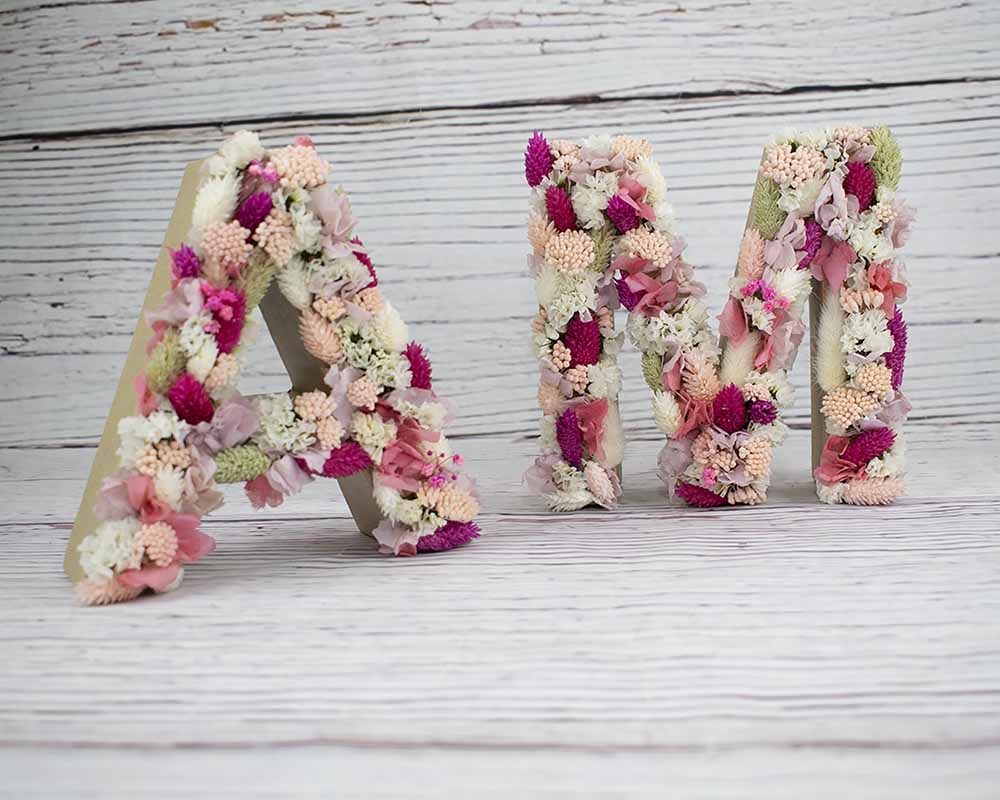 letras bonitas con flores rosas secas