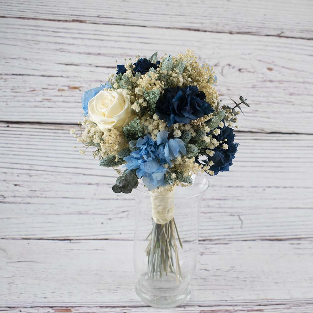 ramo de novia preservado con flores azules