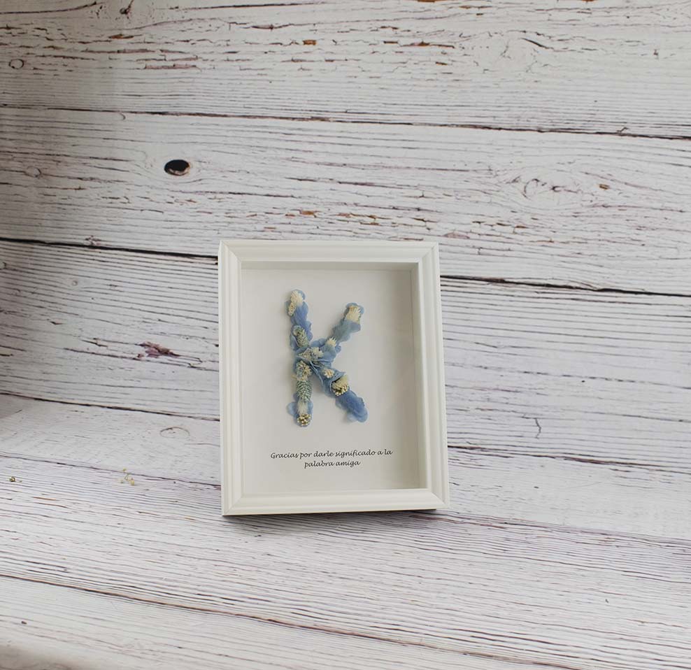 Inicial  K con flores en tonos azules