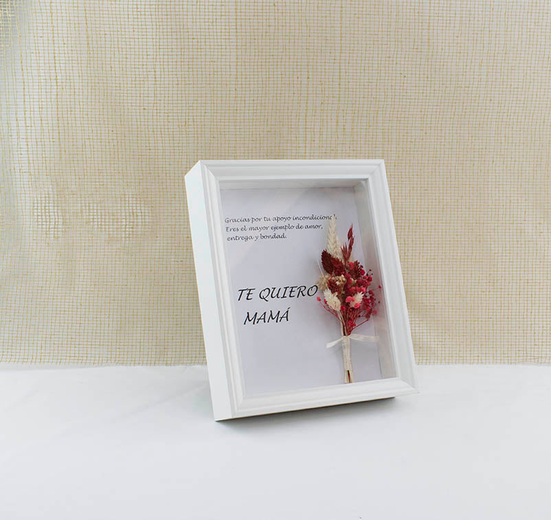 Marco con flores secas y preservadas Te quiero