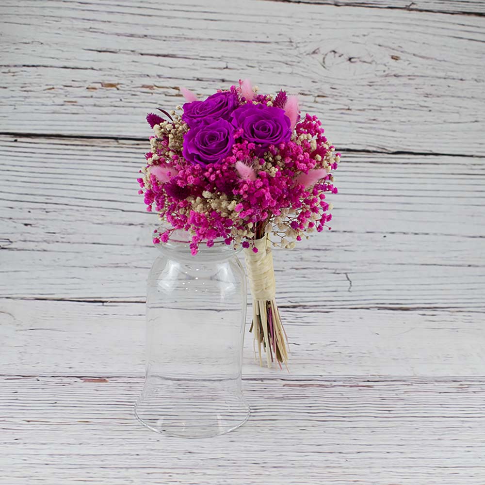 ramo de novia con rosas fucsias preservadas