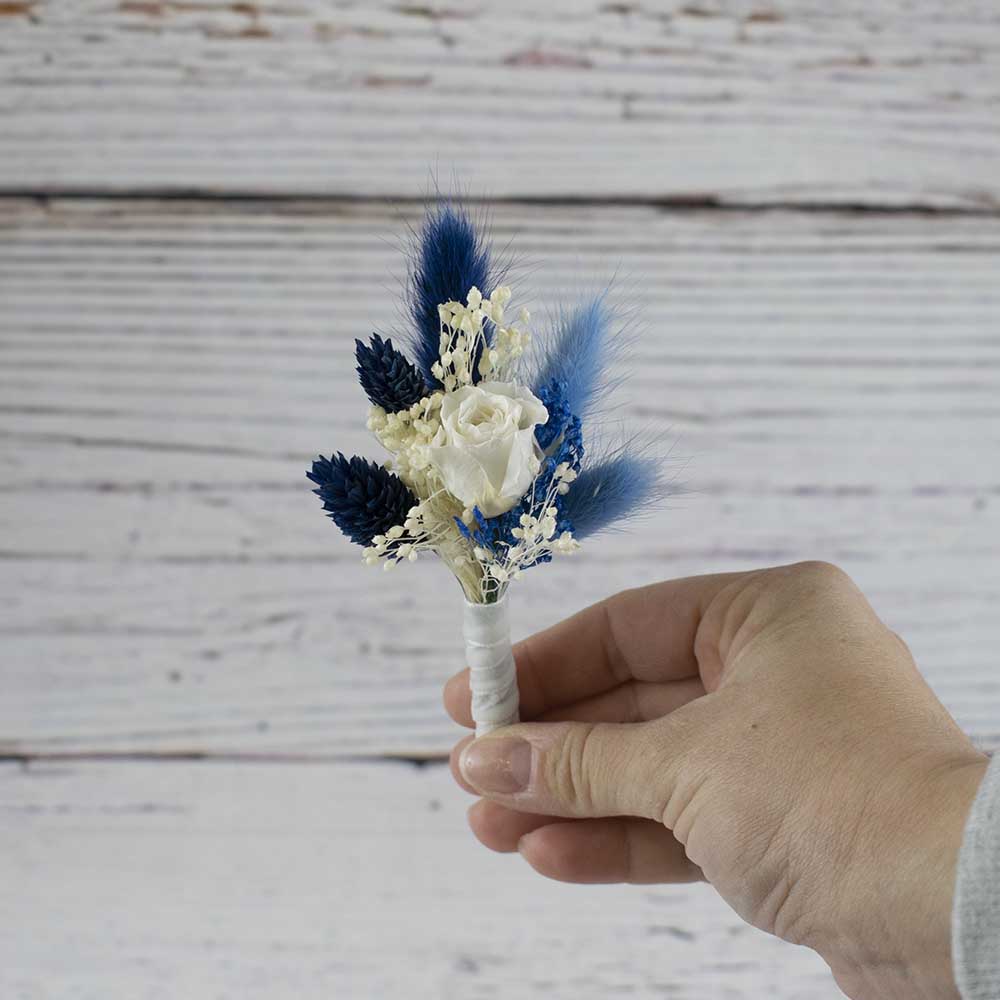 prendido novio de flores azules