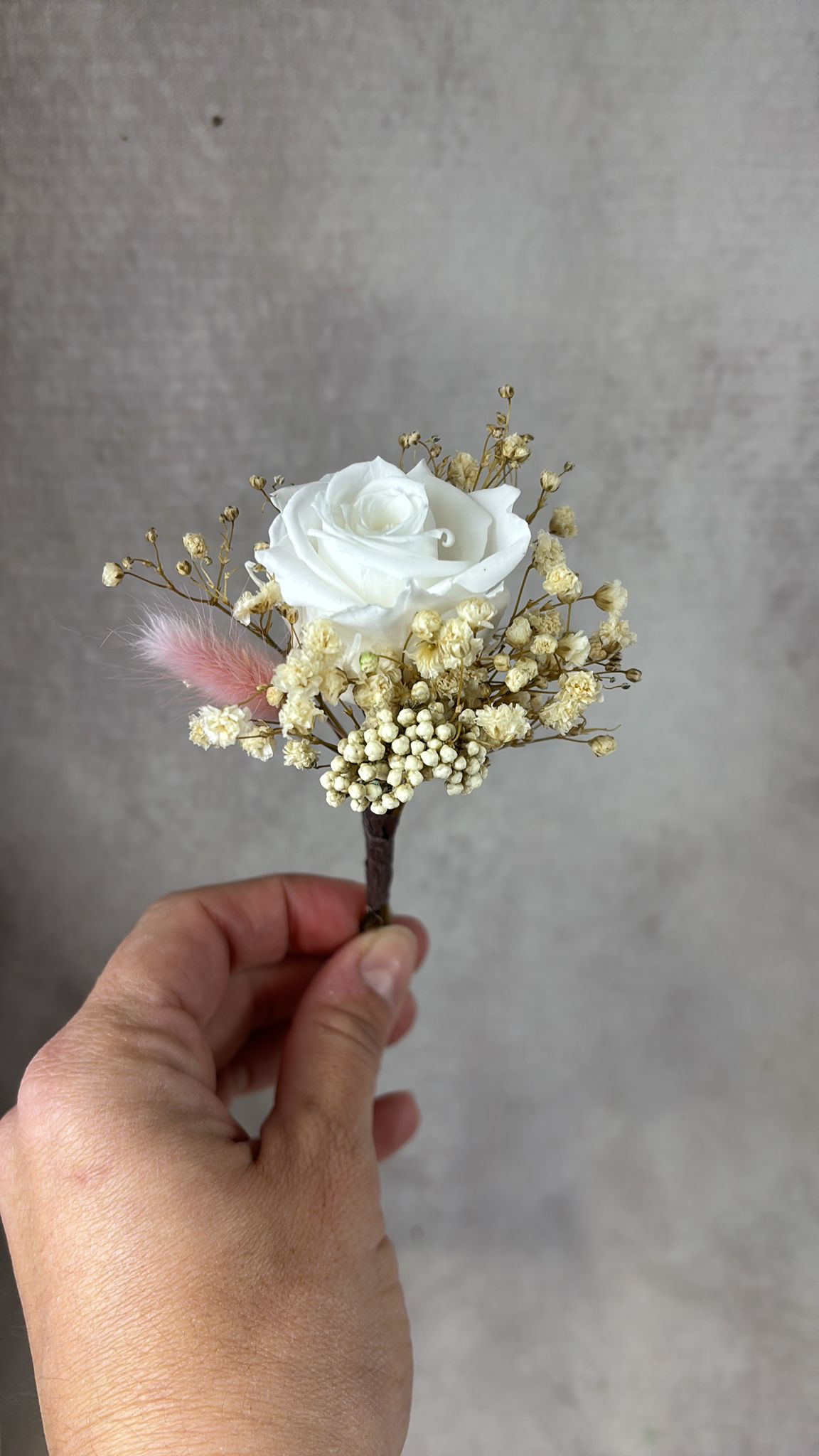 prendido con flores secas y preservadas