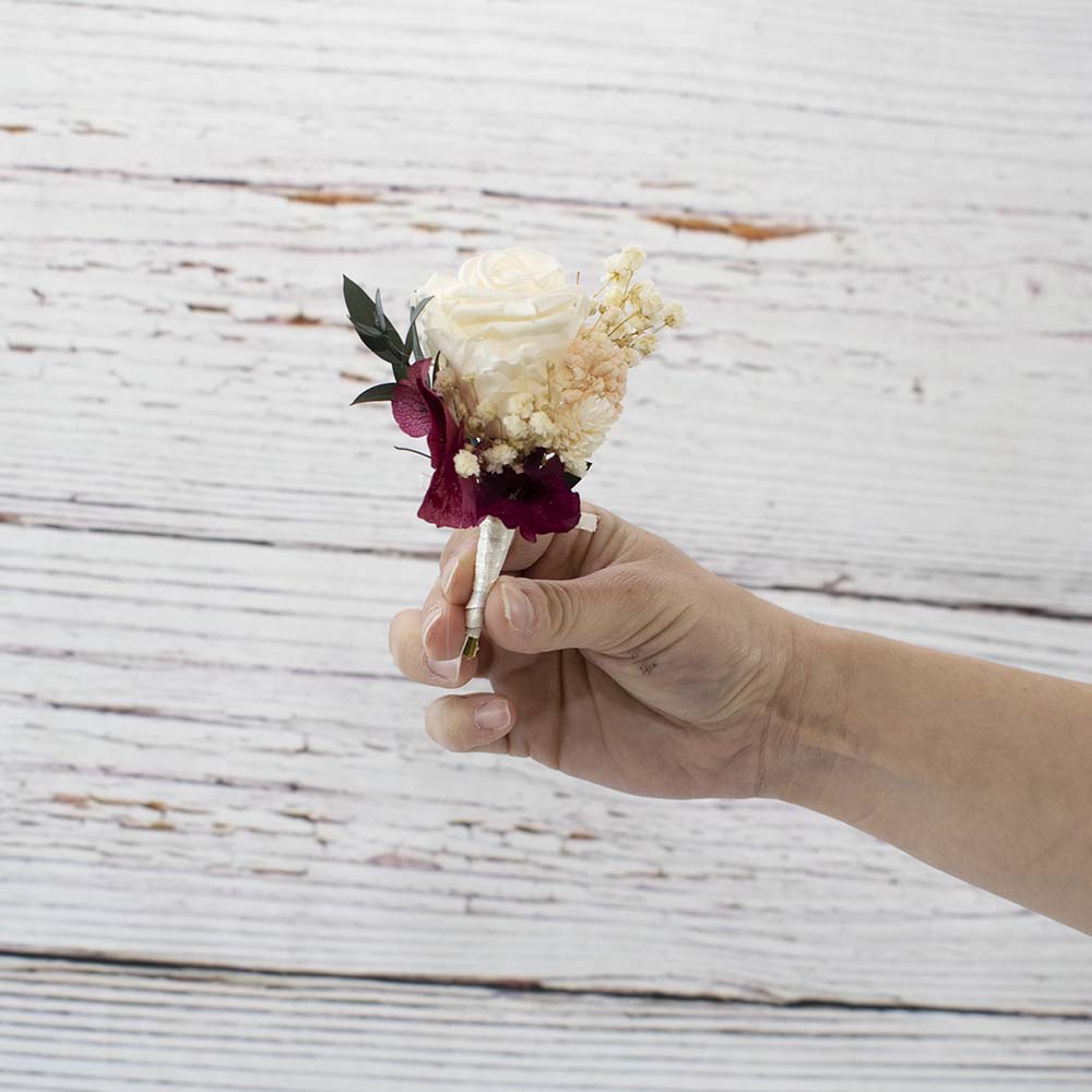 prendido de novio con rosa preservada