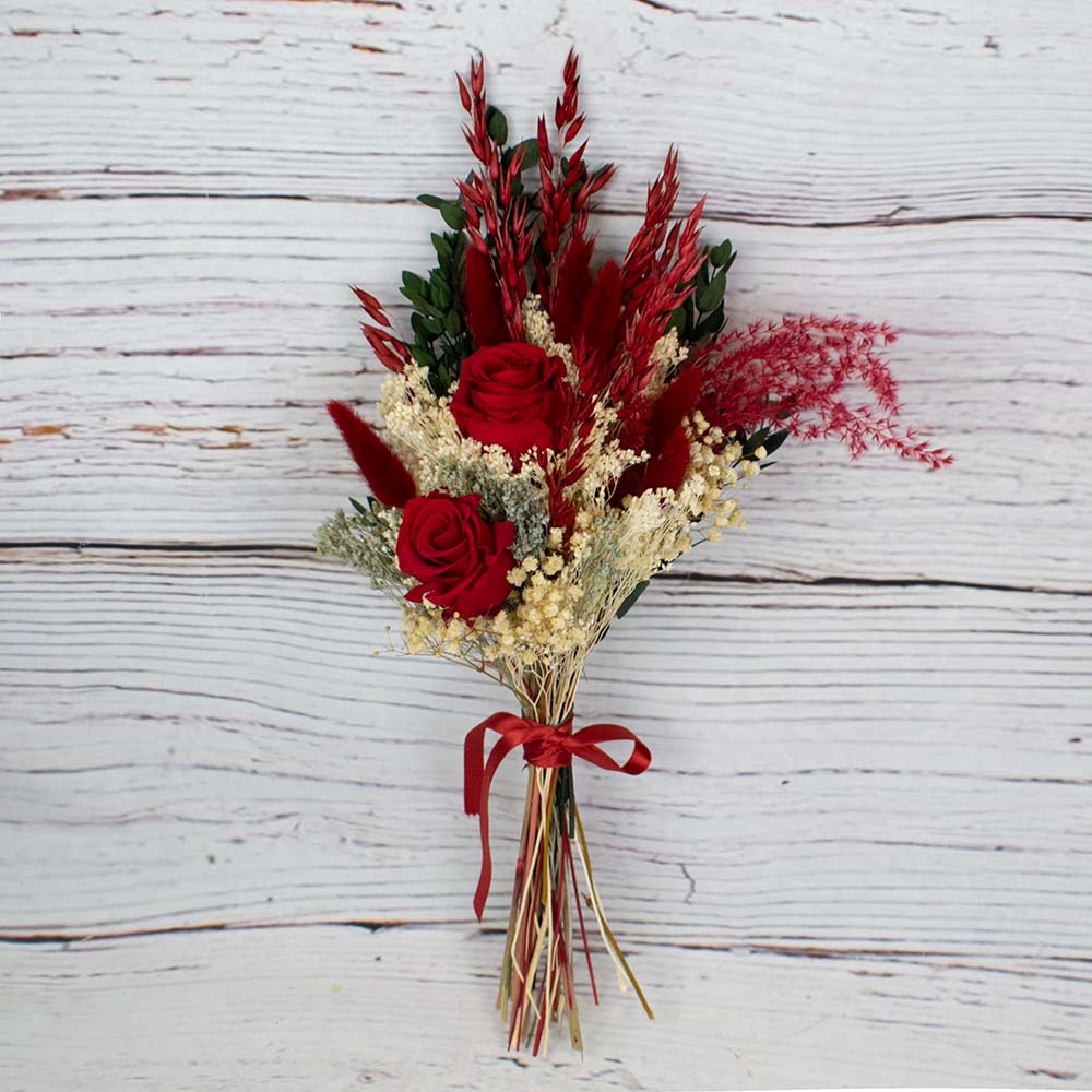 ramo de rosas rojas con florecitas blancas