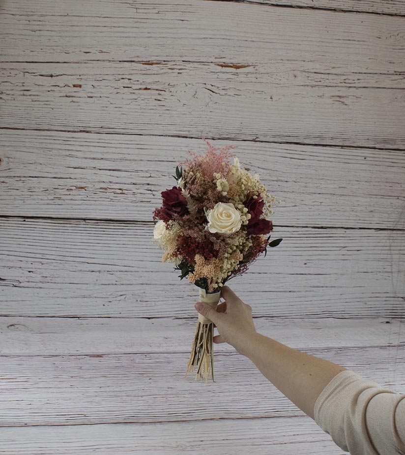 ramo de novia preservado con flores granates