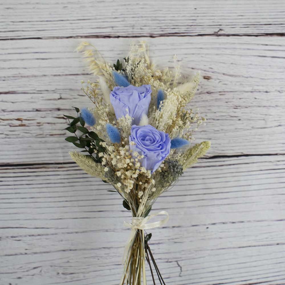 ramito pequeño de rosas preservadas