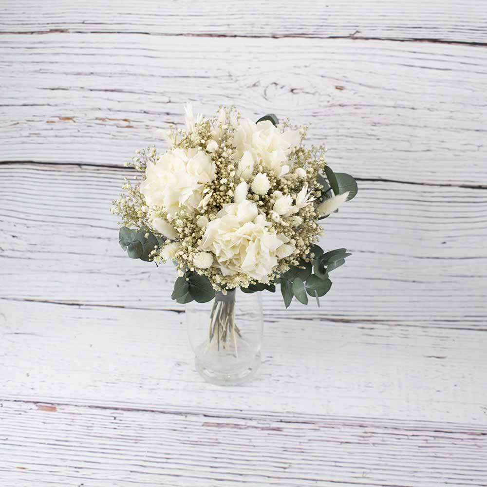 ramo novia con hortensias crema