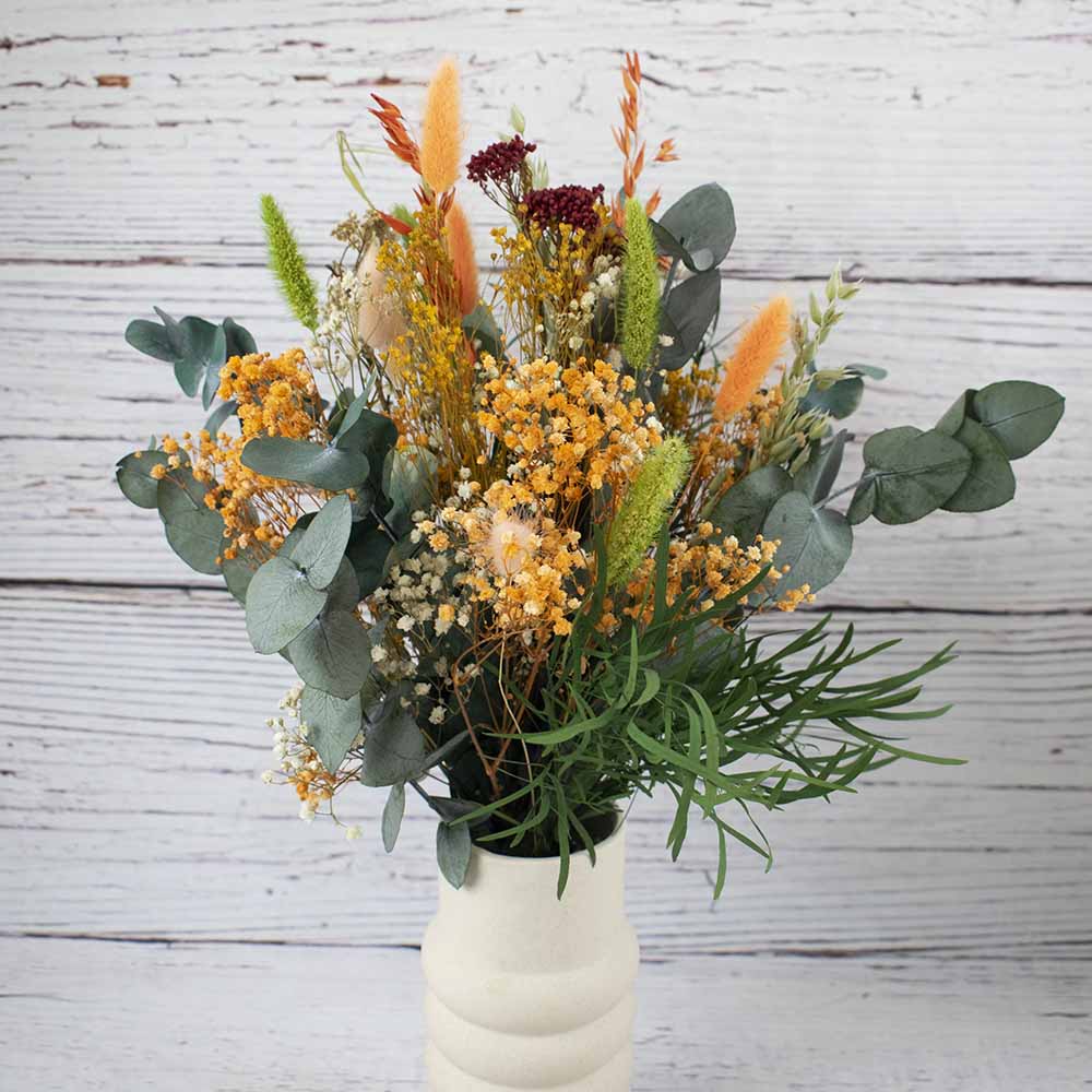 ramo de mesa con flores silvestres naranjas y verdes MILA