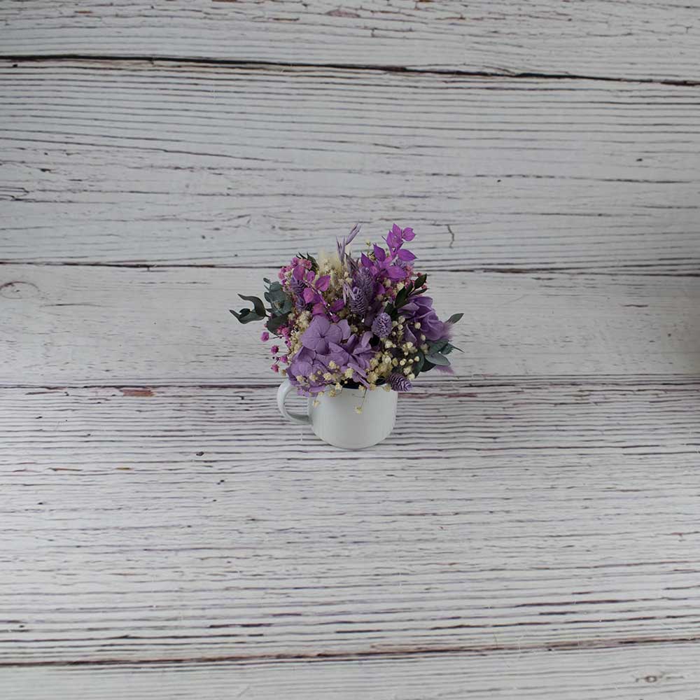 taza con flores en violeta