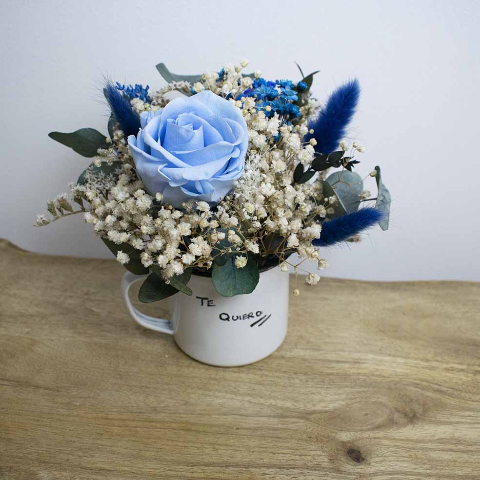 taza con rosa preservada