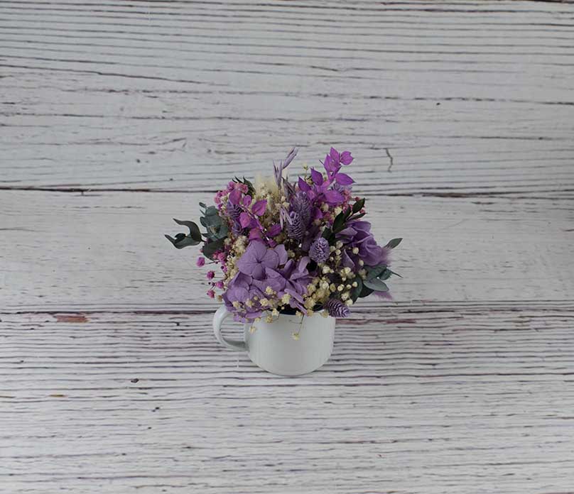 lata con flores secas lilas