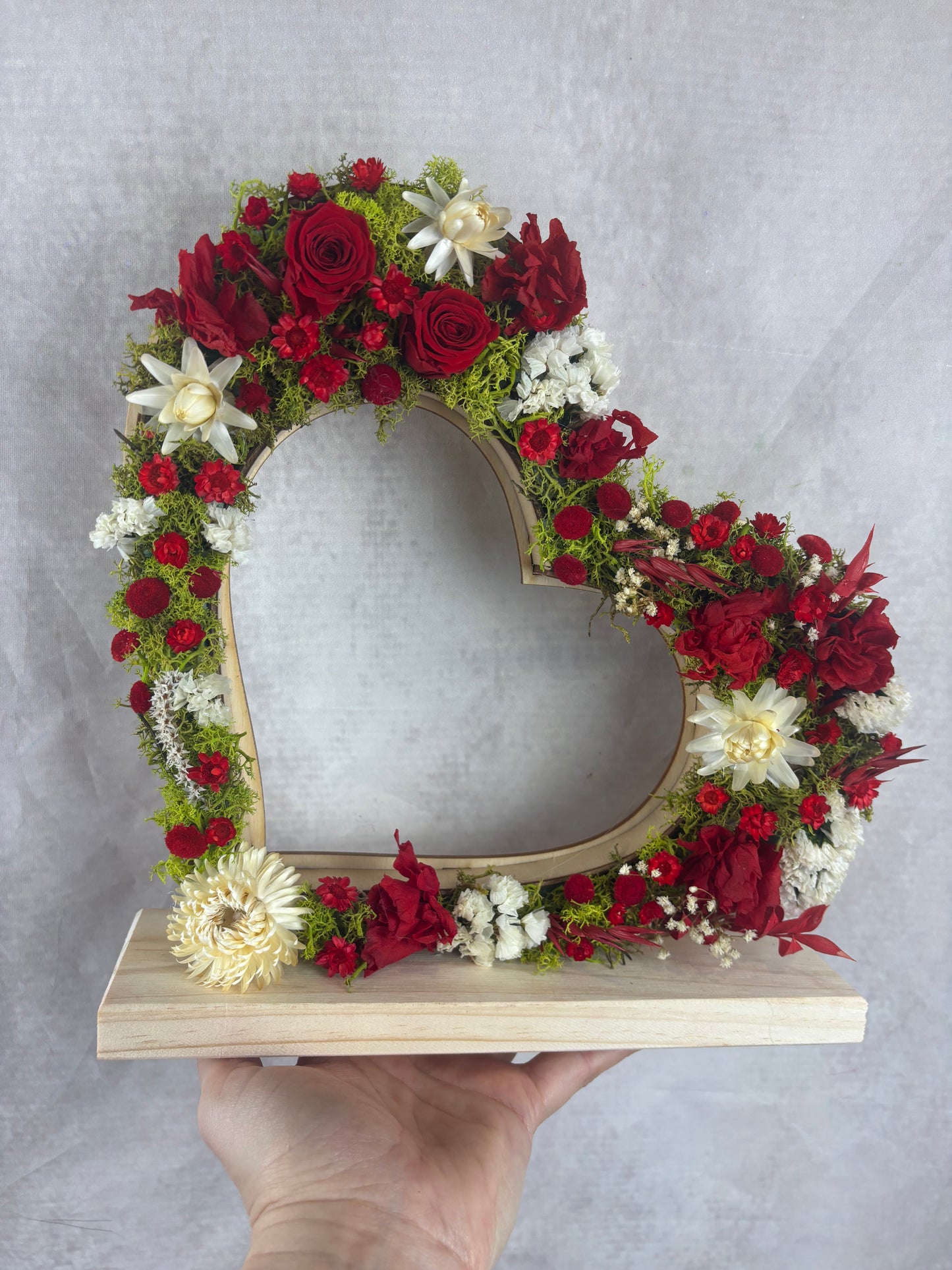 Corazón de madera con flores
