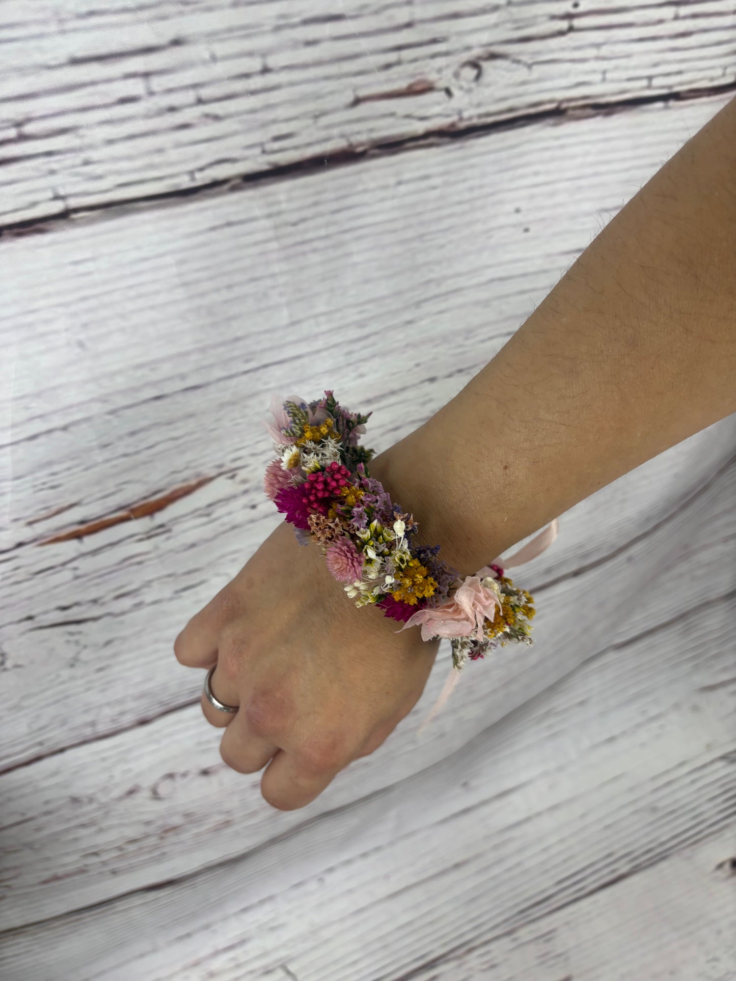 Brazalete de flores secas silvestre