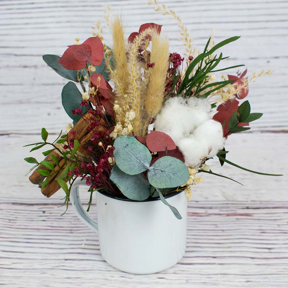 Taza navideña con algodón y canela