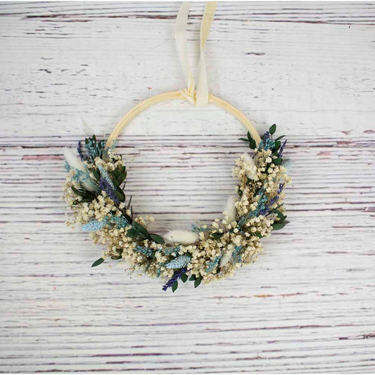 Aro anillos con flores preservadas blancas y celestes