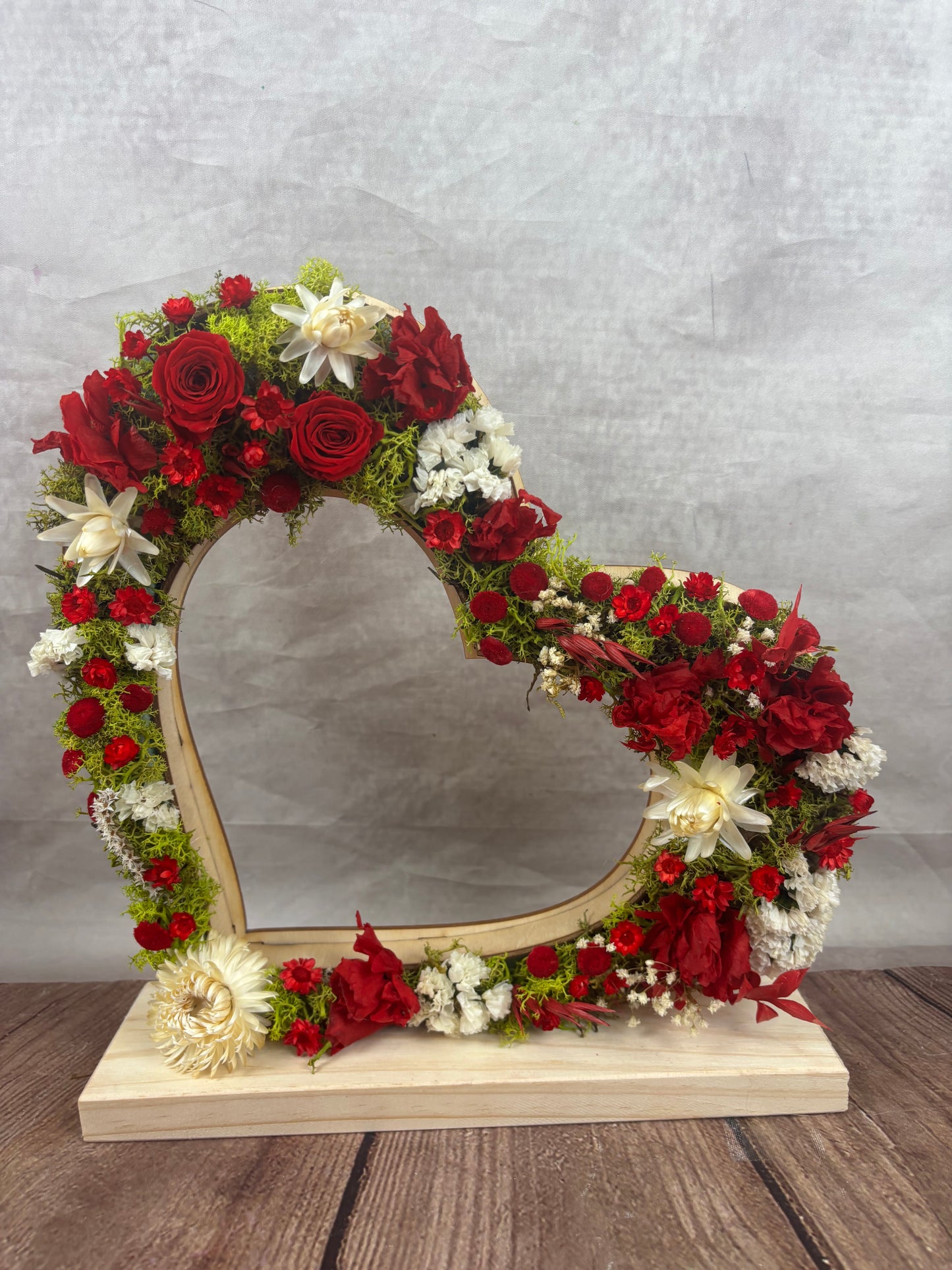 Corazón de madera con flores