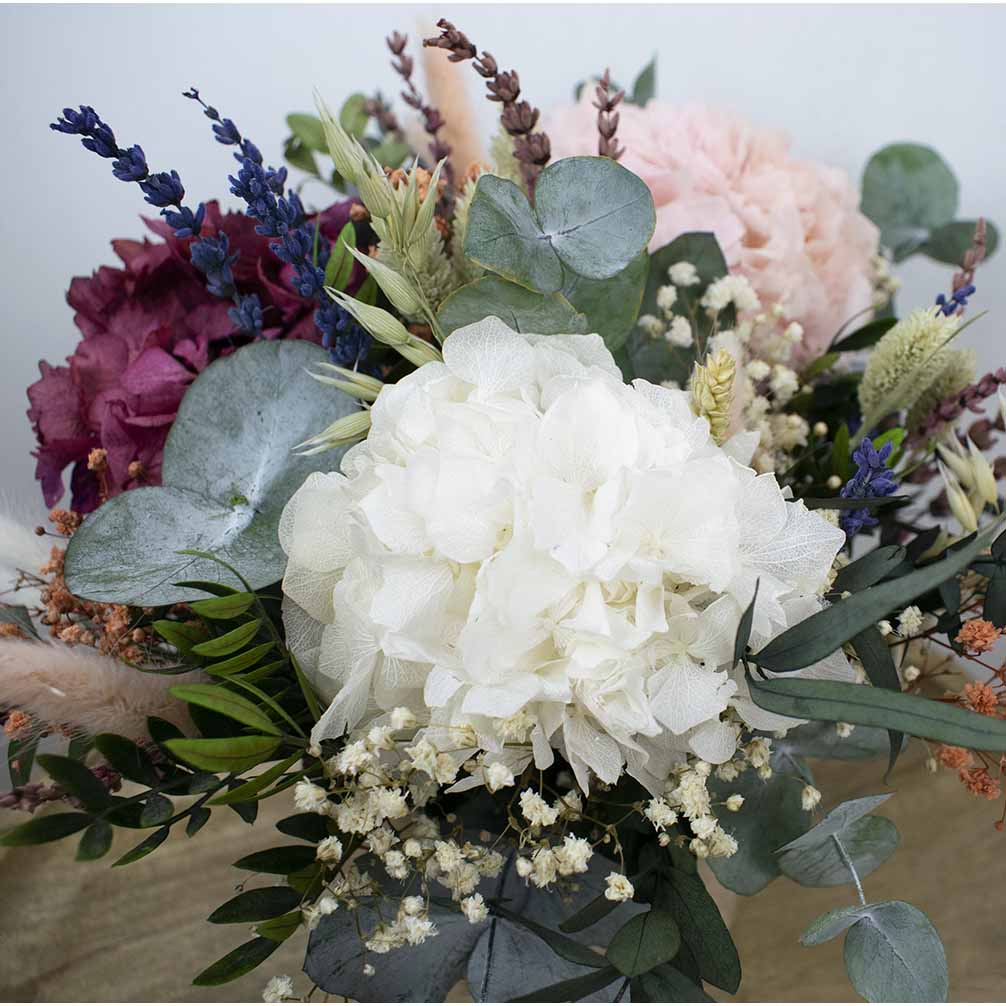 Centro de hortensias preservadasy flores secas