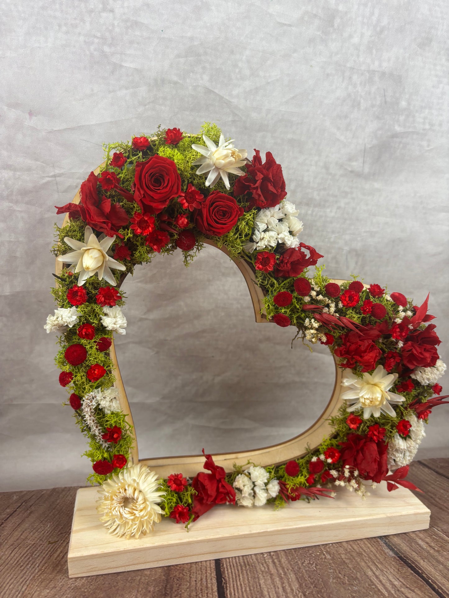 Corazón de madera con flores