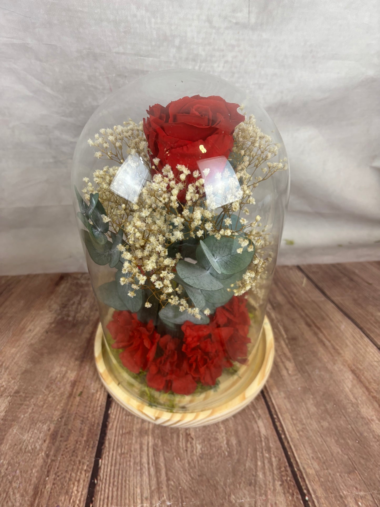 Cúpula de cristal con rosa adornada