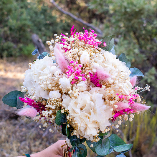 Ramo de novia con hortensias crema y eucalipto