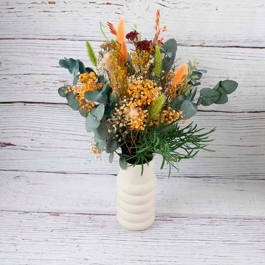 jarron de mesa con flores secas naranjas