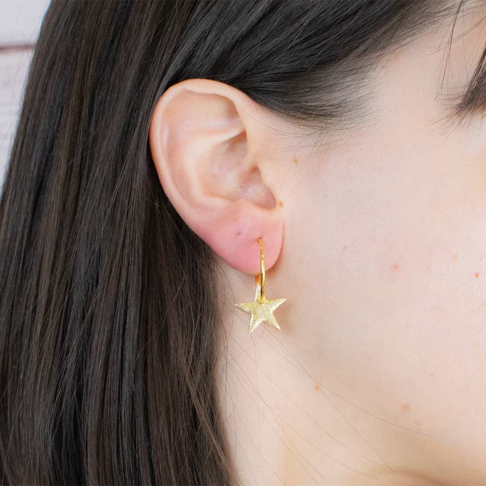 Pendiente dorado estrella