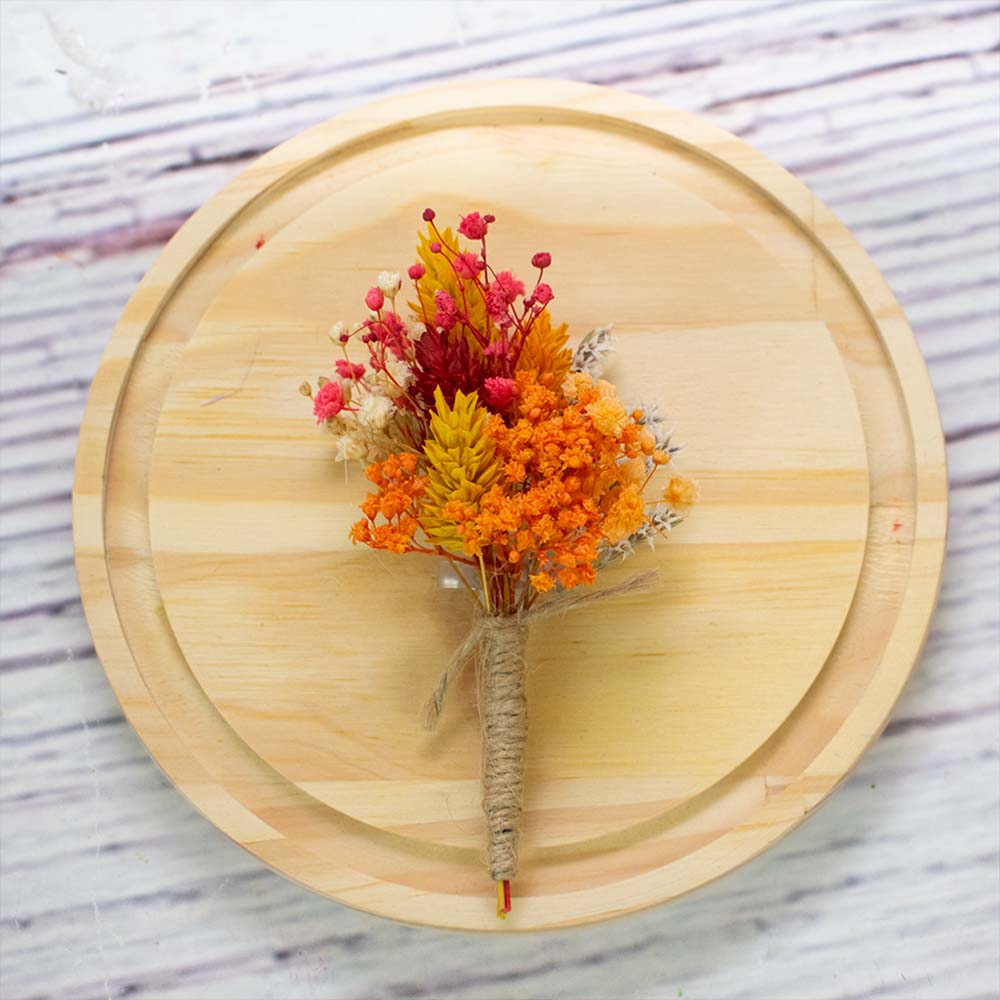 Prendido de flores secas cálidas