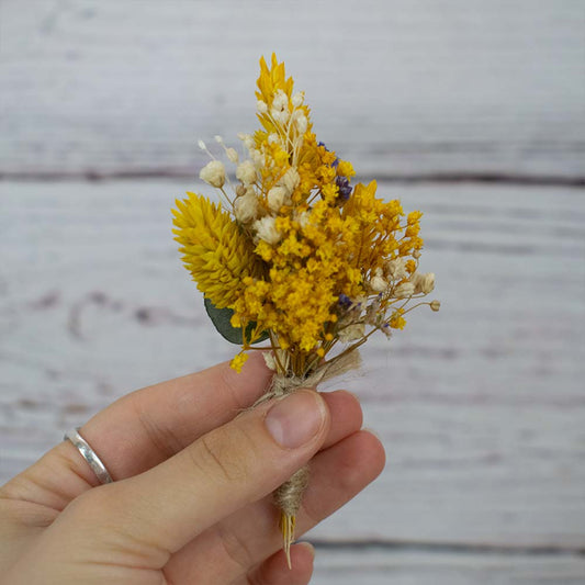 prendido de flores secas amarillas