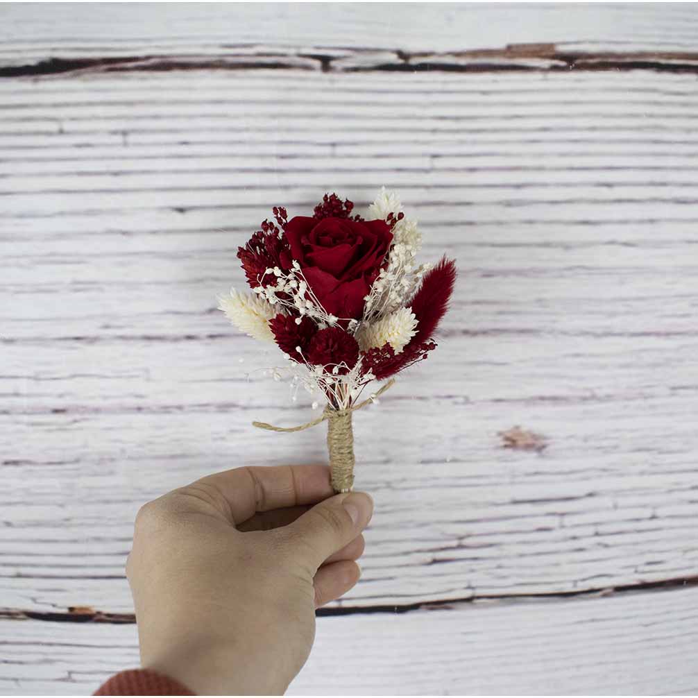 prendido con rosa roja