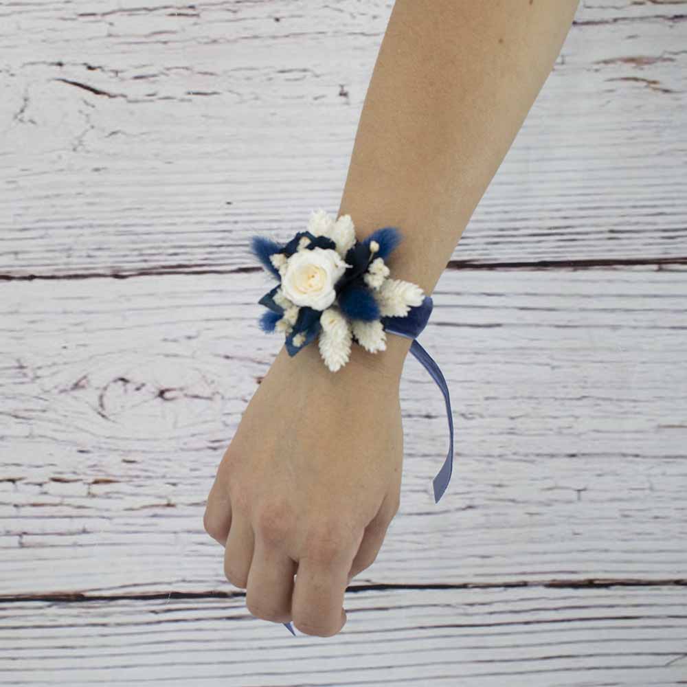 Pulsera de flores azules secas