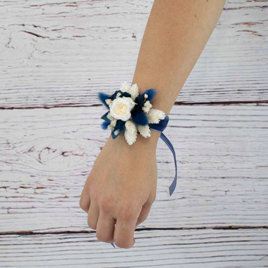 Pulsera de flores azules secas